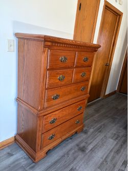 Vaughan-Bassett Solid Oak 5-Drawer Chest Dresser