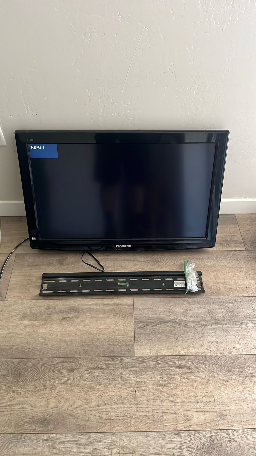 32 In Panasonic Tv With Wall Mount