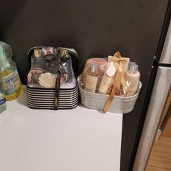 BATH AND BODY GIFT SETS