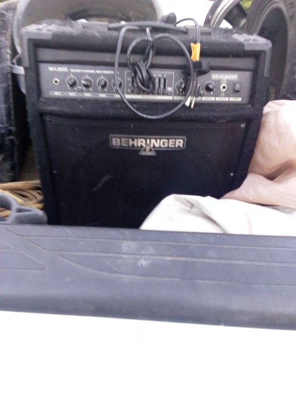 Behringer Bass Amp 300 Watt Bxl3000