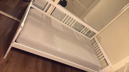 65$ bed frame /daybed