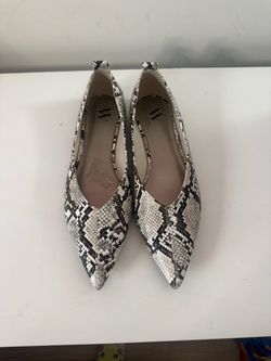 Pointed toe snake print flats