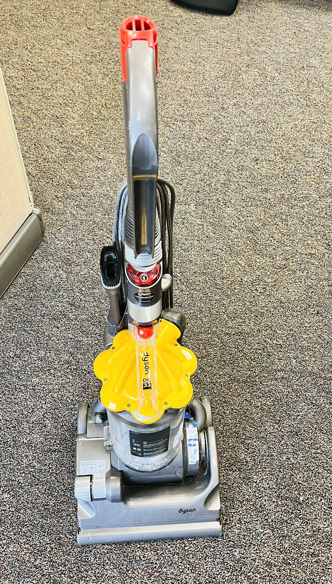 Dyson DC 33 Upright Bagless Vacuum Cleaner 