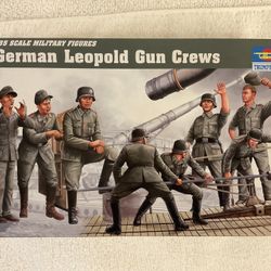 German Leopold Gun Crew Model #00406 1:35 Trumper