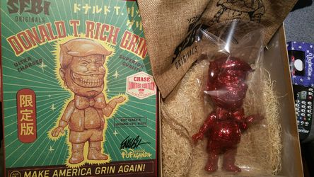 "Popaganda" Ron English autographed Donald T Rich "Grin" figure " Chase " limited edition