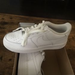 New Kid’s Nike Air Force 1 LE size 6Y/7.5W