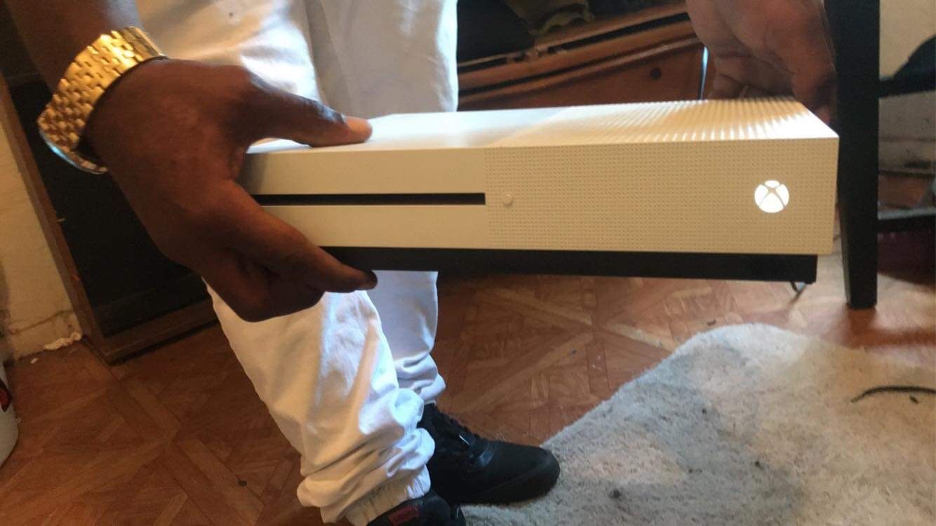 Xbox One S 2 controllers 24 installed games!!