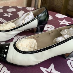 Vintage Salvatore Ferragamo black and white leather pumps