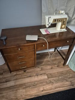 Singer sewing machine needs a little work 85.00 firm