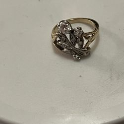 14kt Ring W/ 1/3 Carat Main Diamond, Two Smaller Diamonds And Quite A Few Clusters Of Diamonds 5g    Size 5 1/2