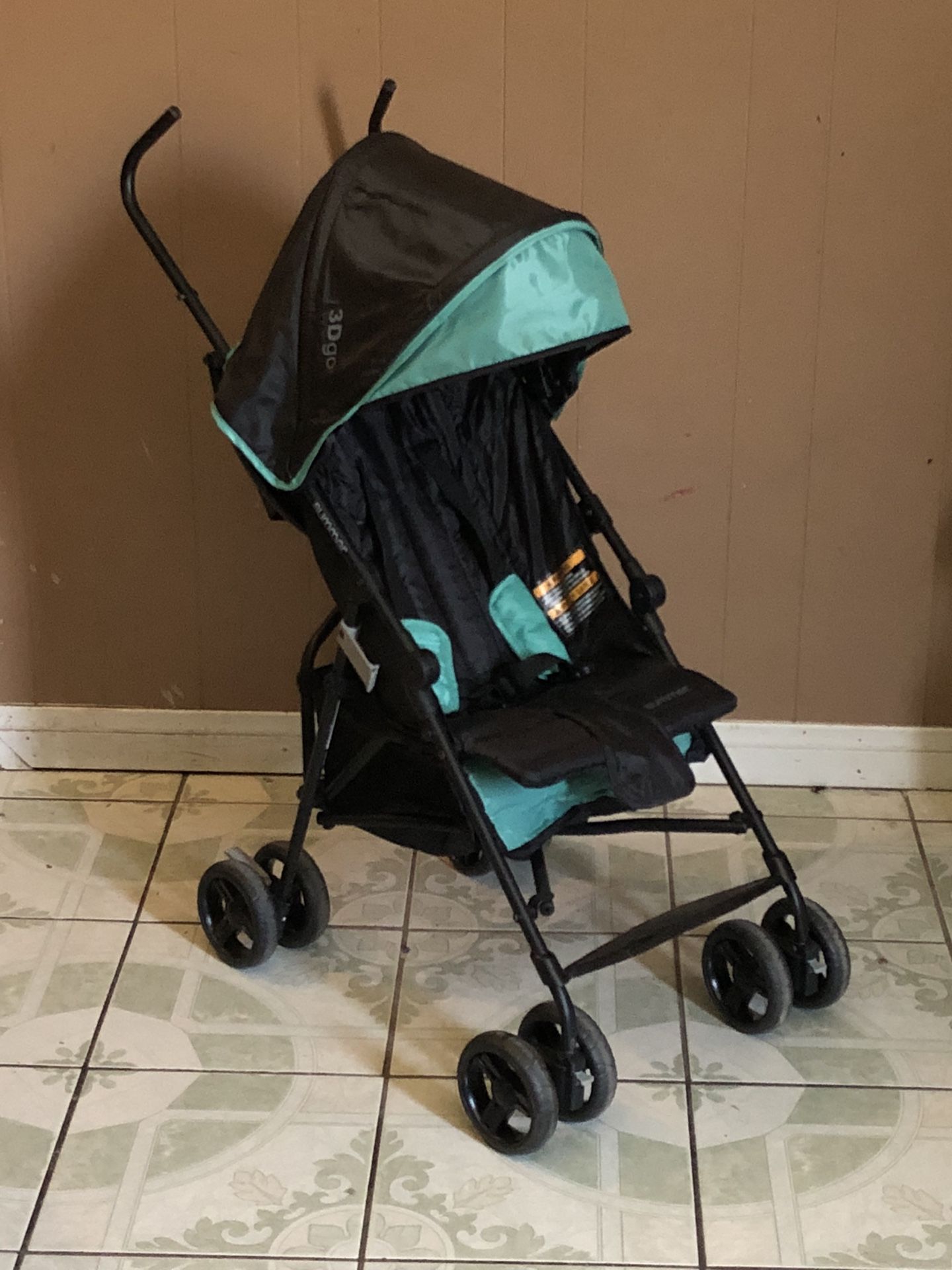 LIKE NEW SUMMER 3D LIGHT STROLLER!!!