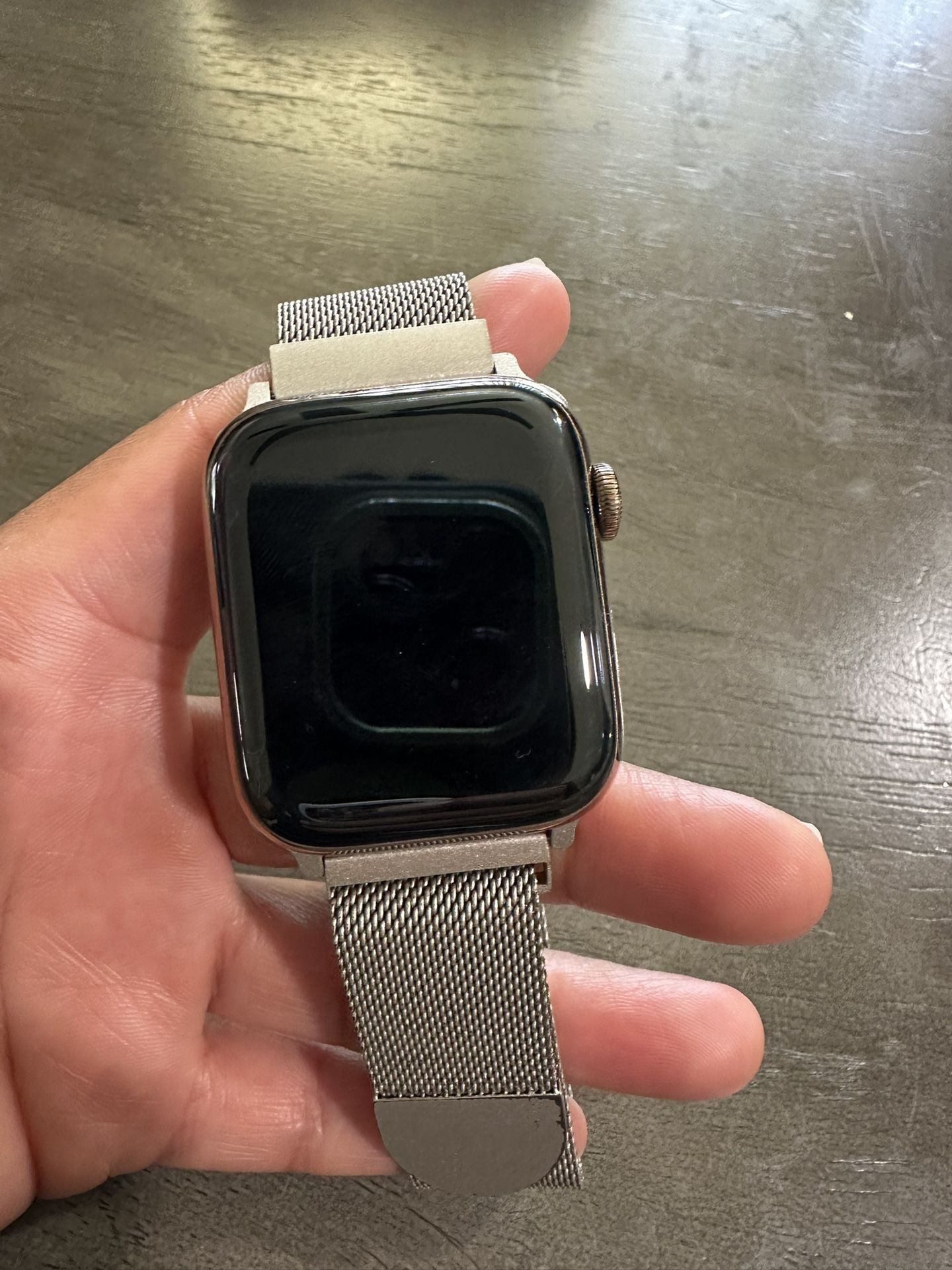 Apple Watch Series 5 Gold Tone+GPS