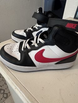 Nike boys Size 2.5 Y