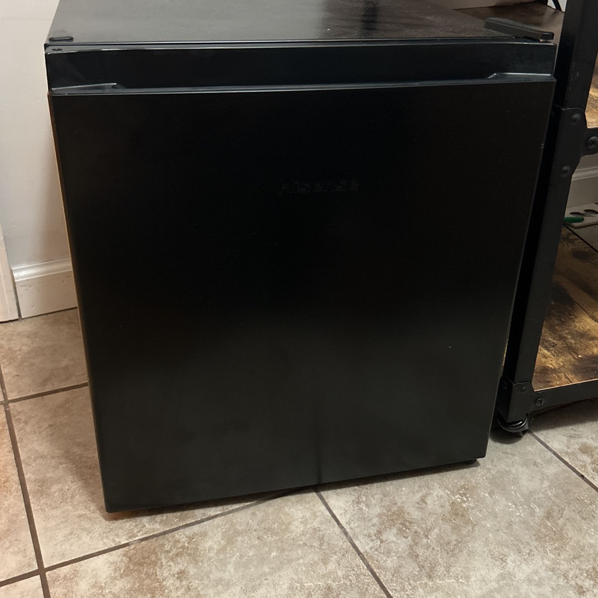 Hisense mini fridge black