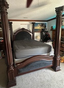 * Elegant Queen Poster Bed (Solid Wood) – Mattress Included – $450