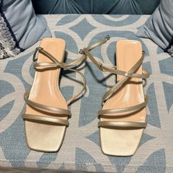 Color gold low heel women’s sandals