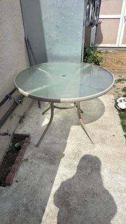 Outdoor glass round table
