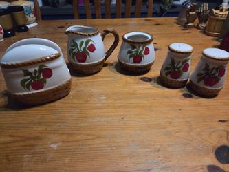 5 piece Alco Industries Apple Grove Basket Weave accessorie set