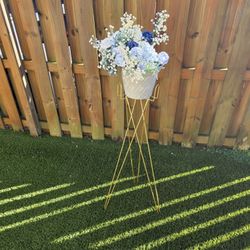 Indoor/Outdoor Gold Metal Triangular Flower Plant Stand Displays - New