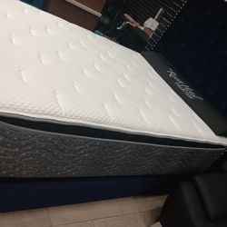 *Weekend Special*---Blue Velvet Fabric Mature King Beds---Now $149---Delivery Available🙌