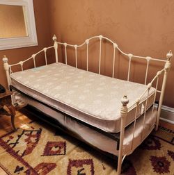 Twin Day Bed & Trundle