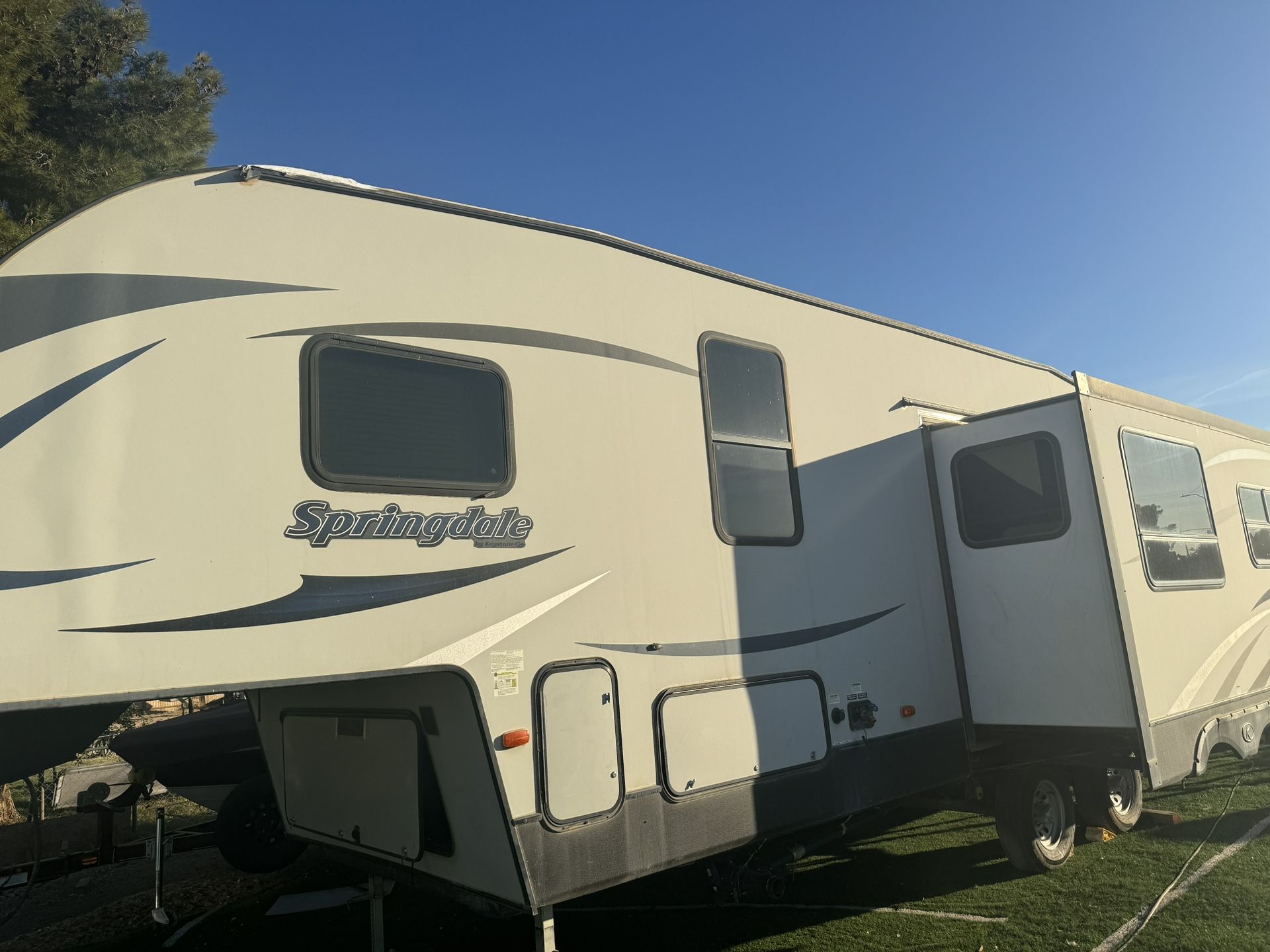 2015 Springdale Fifth Wheel Travel Trailer In Victorville Ca for Sale