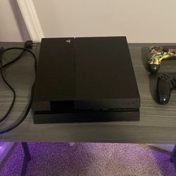 PS4 w/ 2 Controller