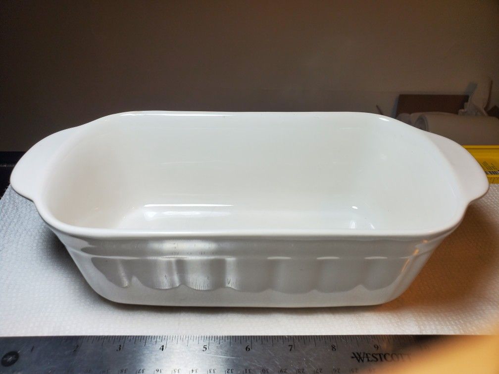 Vtg Pfaltzgraff Heritage White 2 Qt Bread Loaf Pan #235 USA
The bottom 2 lines are scratches. Not cracks. In Great Condition overall.
9*5*3"
Net weig