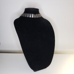 Costume jewelry choker in silver color