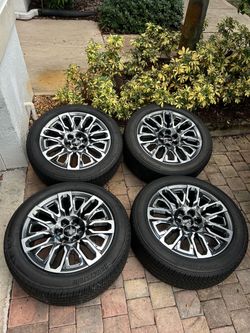 Like new GMC/Chevy 6 lug almost new take offs mint condition 22” wheels