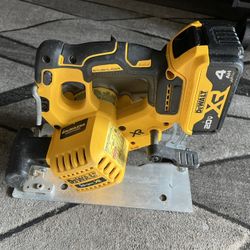 Dewalt Dcs 570   7 1/4 Skill saw  W/ 4ah Battery 