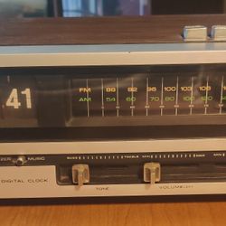 SoundeSign Vintage AM/FM Working Clock Radio 1976