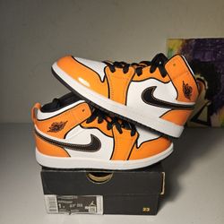 Size 1y - Kids Orange Jordan 1's - $85