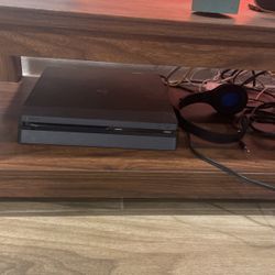 PS4 1 tb - 2 Controllers - 1 Headset 