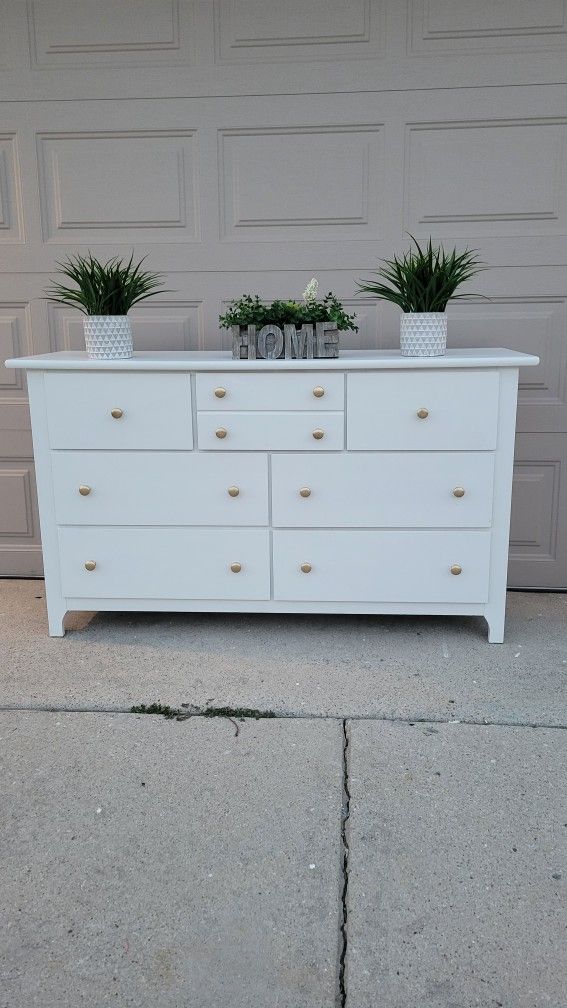 STANLEY WHITE DRESSER 7 DOVETAIL DRAWERS IN GREAT SHAPE 56X18X33
GOLD KNOBS 