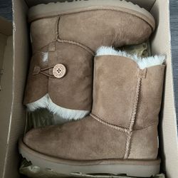 Ugg Bailey button II kids size 2 Like new used twice.