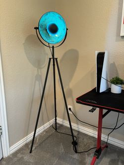 Tripod floor Lamp