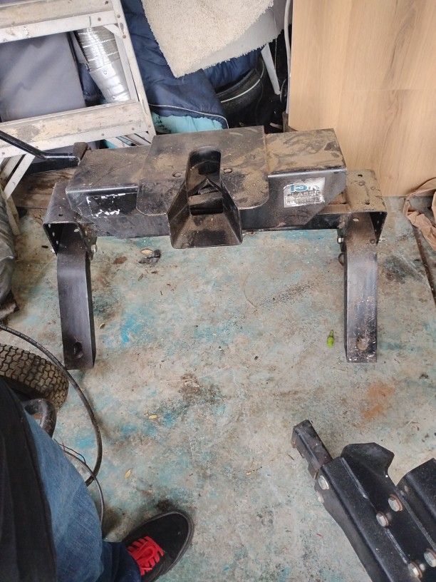 "Classic" brand fifth-wheel hitch