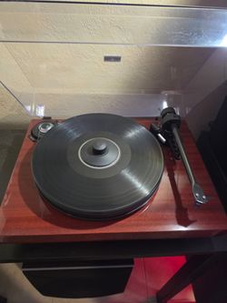 Turntable with Carbon Fiber Tonearm and Dust Cover