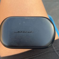 bose quiet comfort earbuds with rechargeable case (charger not included)