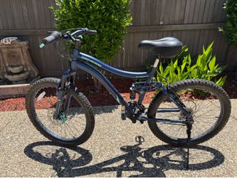 Excellent condition - Genesis 24” Bella Light Blue Bike