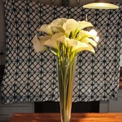 Real to the touch Long stem Calla lilies And tall glass vase 