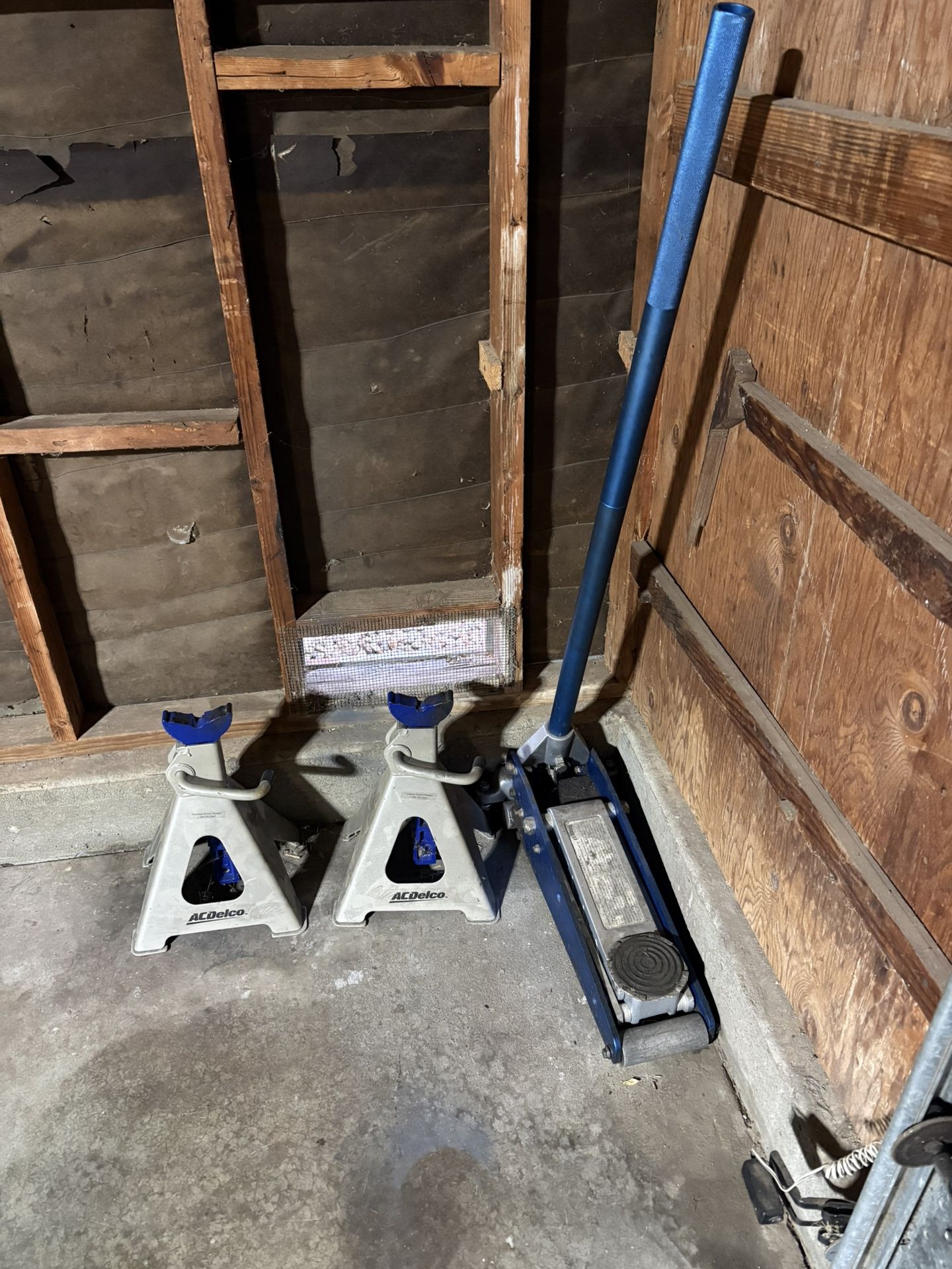 Floor Jacks And 2 Jack Stands