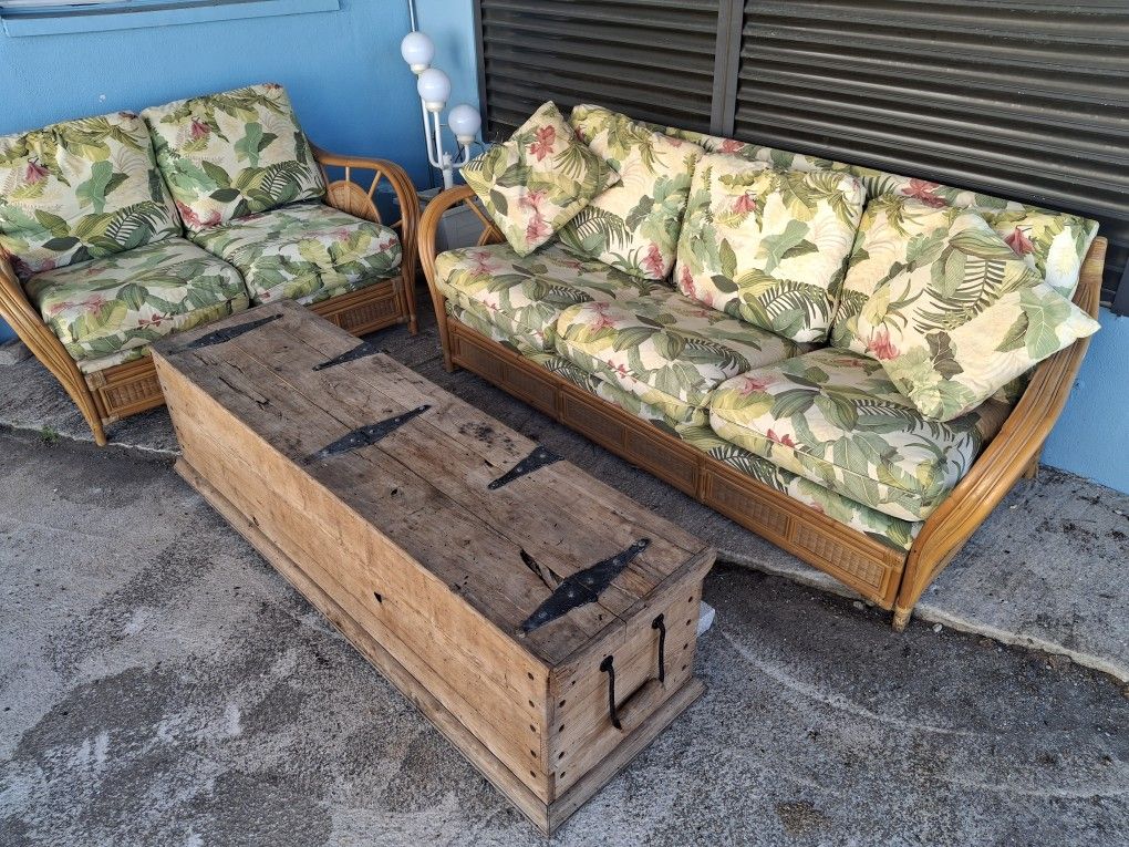 Tommy Bahama Style Wicker Sofa and Love Seat. / Good Condition