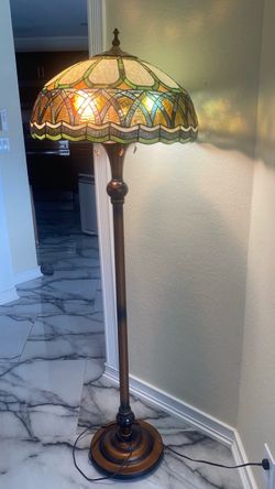 Tiffany-Style Stained Glass Floor Lamp. Lámpara de Piso Estilo Tiffany
