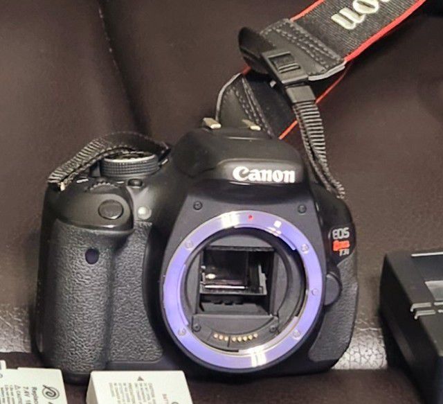 Canon EOS Rebel t3i 18MP DSLR camera