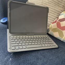Apple iPad 10th Gen (Wi-Fi, 64 GB) + Keyboard Case – Excellent Condition!