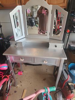 Little girls vanity