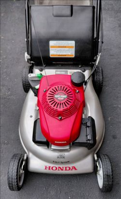 HONDA LAWN MOWER WITH WORKING SELF PROPELLED THAT RUNS GREAT.