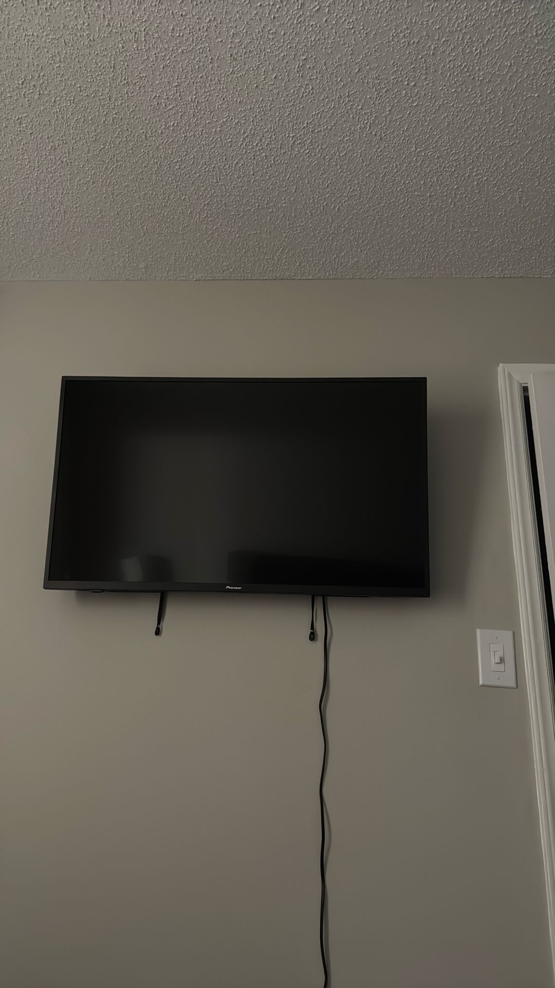 New 43” Xumo Tv W/ Remote 